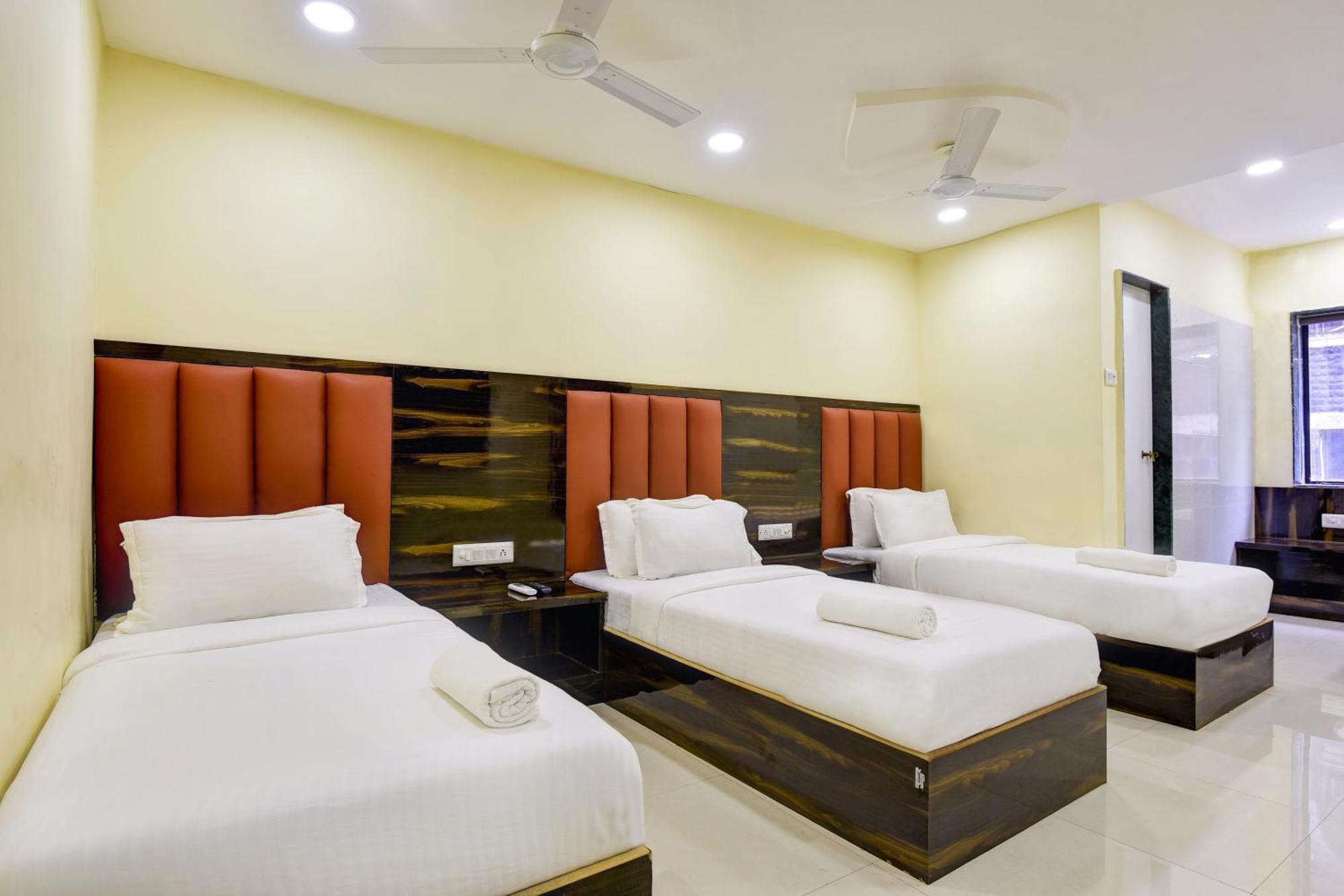 Hotel Deluxe Mumbai Exterior photo