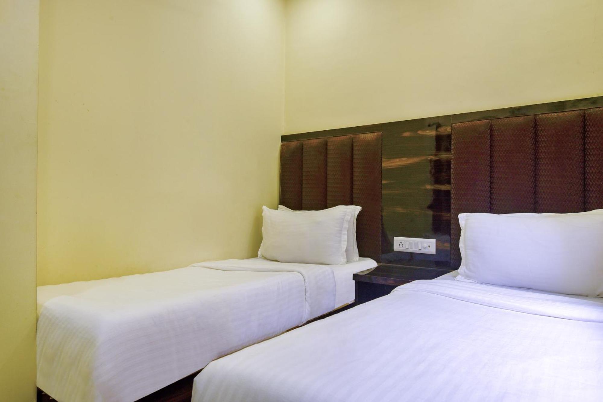 Hotel Deluxe Mumbai Exterior photo